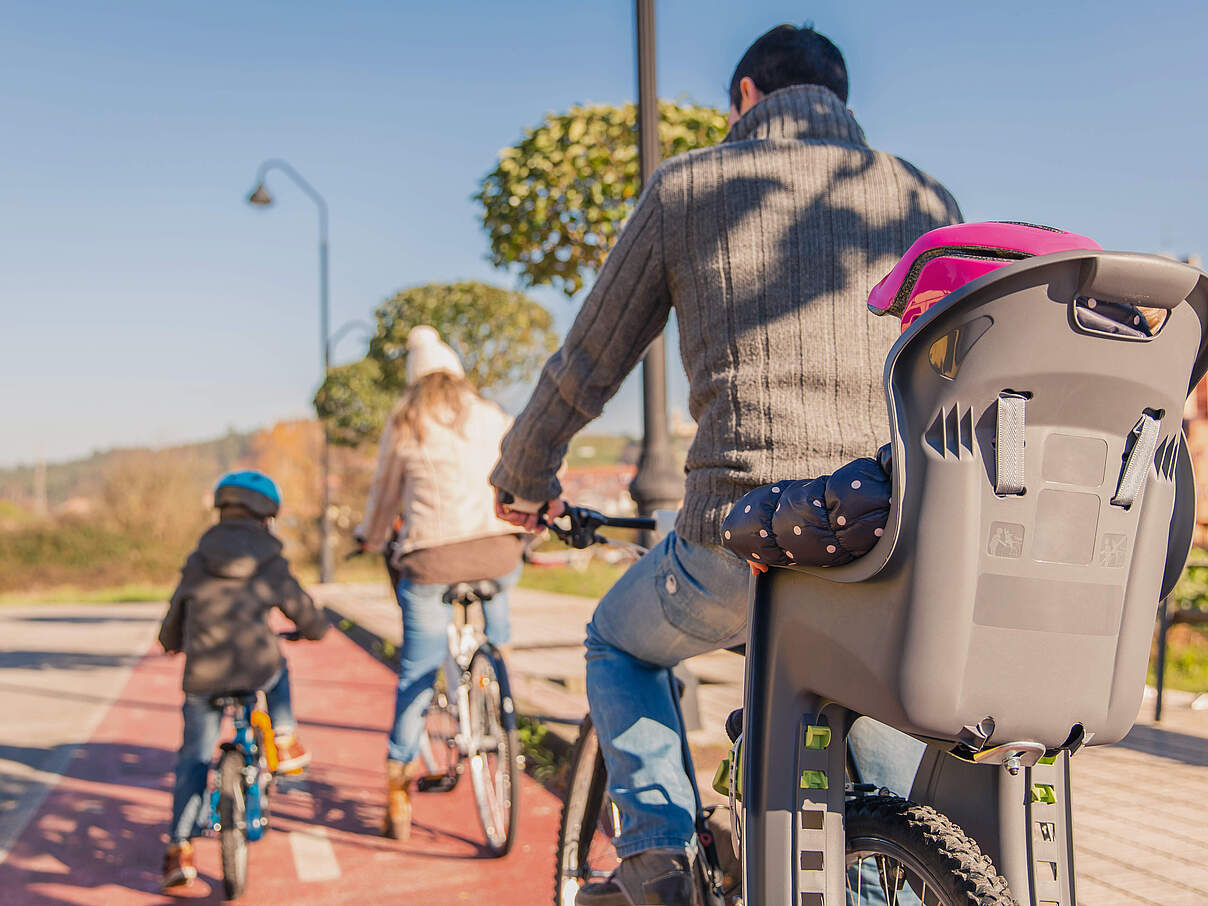Familienausflug mit dem Fahrrad © GettyImages