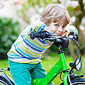 Junge auf einem Fahrrad © GettyImages