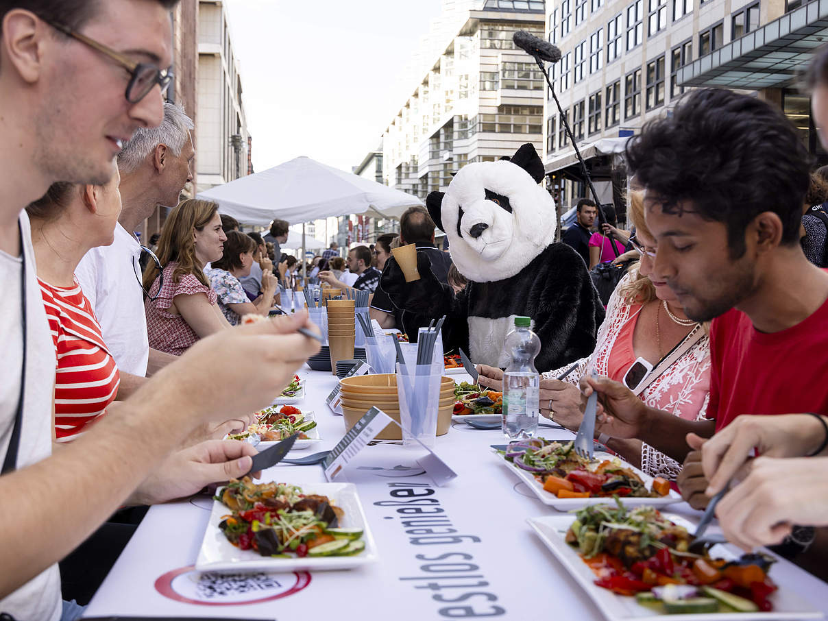 WWF-Aktionstag "restlos genießen": Panda an der Tafel © Jörg Farys / WWF WWF-Aktionstag "restlos genießen": Panda an der Tafel © Jörg Farys / WWF