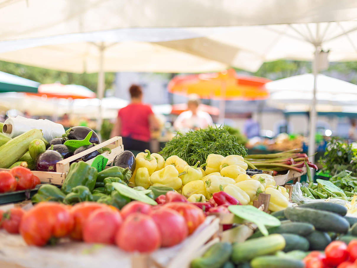 Gemüsestand auf einem Wochenmarkt © iStock / GettyImages Gemüsestand auf einem Wochenmarkt © iStock / GettyImages