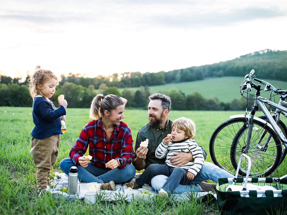 Picknick-Pause während einer Radtour © GettyImages